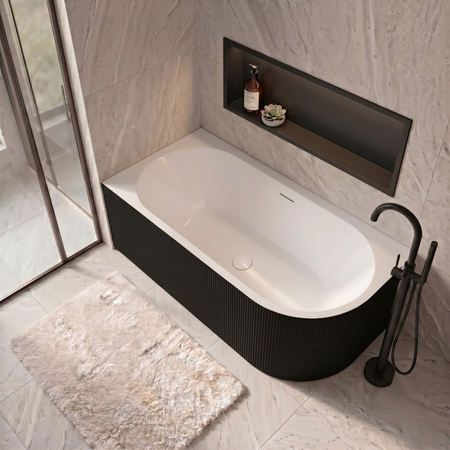Wanna wolnostojąca narożna lewa Balneo AVOLA ryflowana NO RIM 160 x 75 cm biało czarna akrylowa z ramą ze stali nierdzewnej i 6 nóżkami stabilizującymi z przelewem i białym korkiem